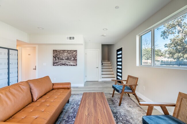 Building Photo - 1458 W 37th Pl