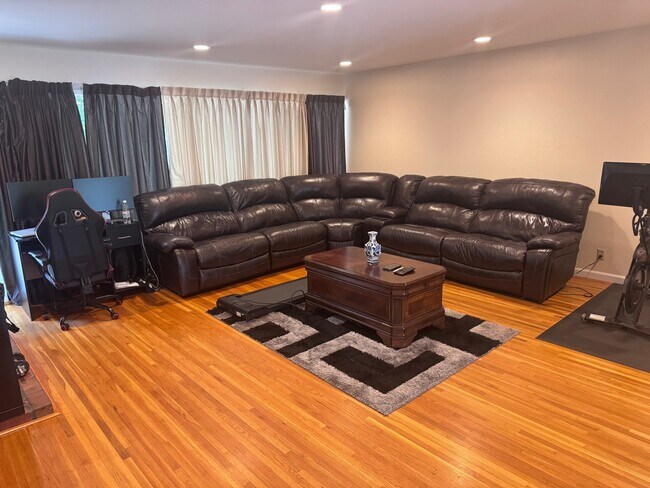 Foto del edificio - 1571 Lyle Dr