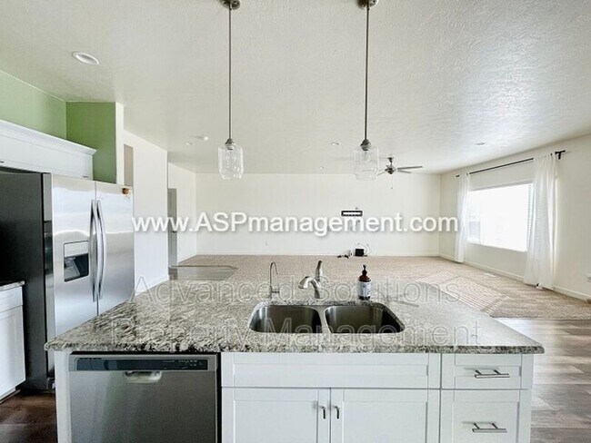Building Photo - 617 W Koins Way