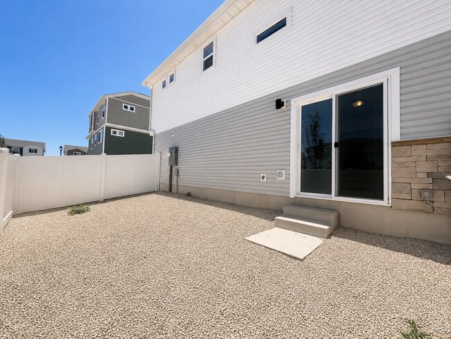Foto del edificio - Brand New 2-bed 2-bath End Unit Townhome
