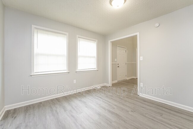 Building Photo - 1880 Shamrock Dr