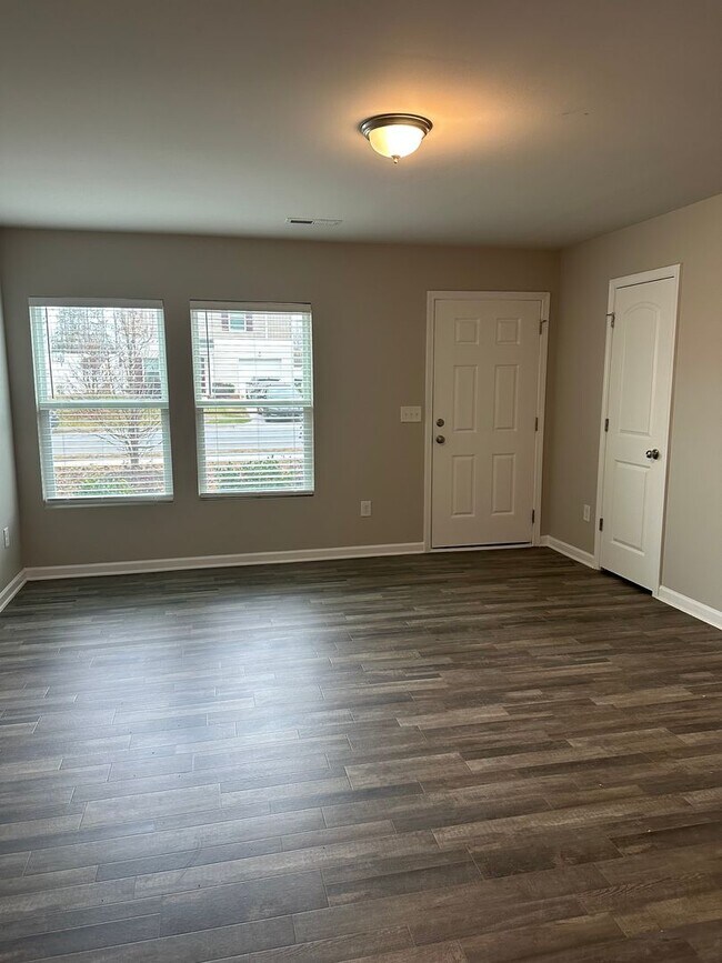 Building Photo - Beautiful 3-bedroom, 2.5-bath home in Greensboro