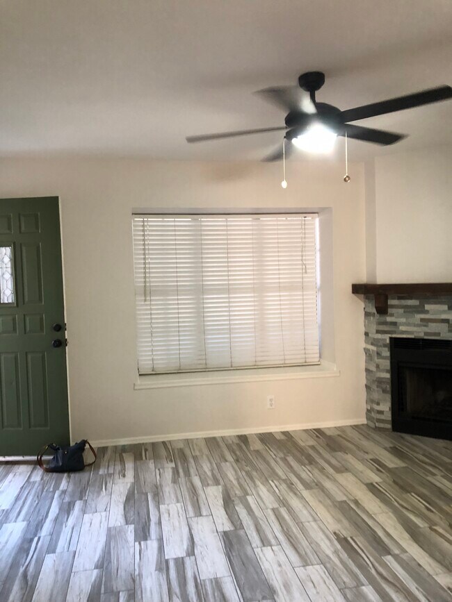 Family room - 4901 E Kelton Ln