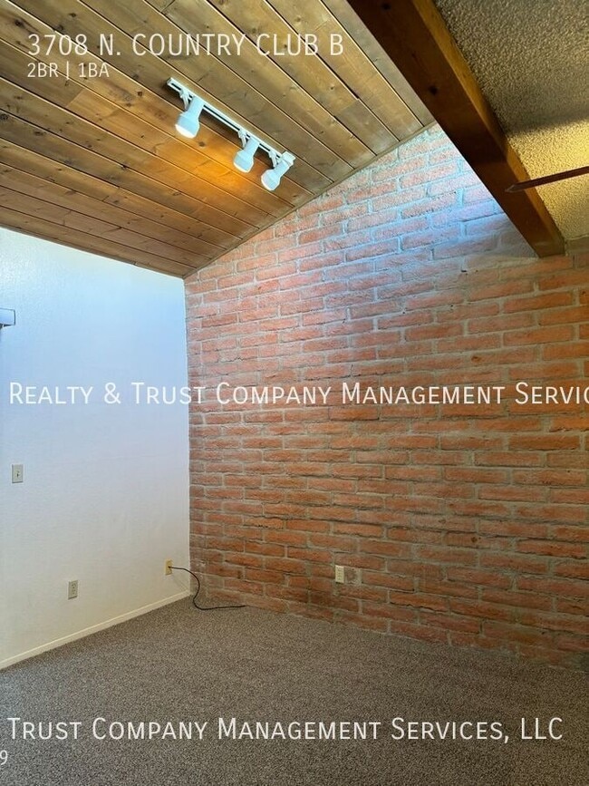 Building Photo - 3708 N Country Club Rd