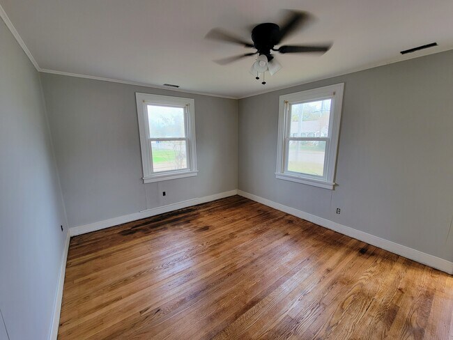 Building Photo - 306 Sunset Cir