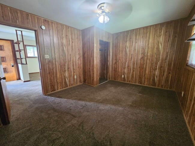 Building Photo - Kent 2 Bedroom 1 Bath Duplex