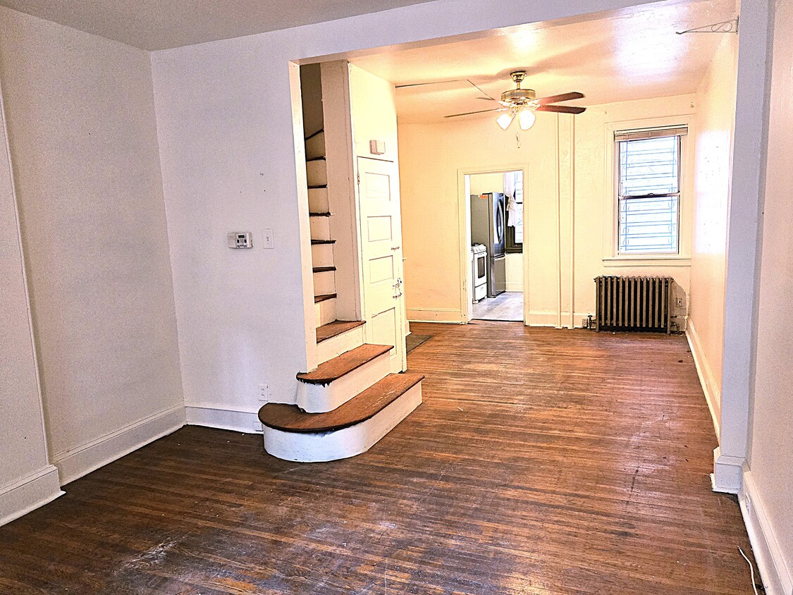 Hardwood Floors - 123 N Mole St