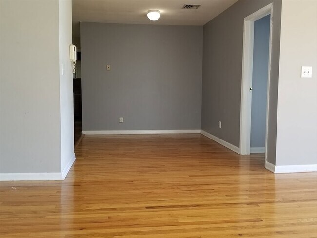 Foto del edificio - 9055 Palisade Ave
