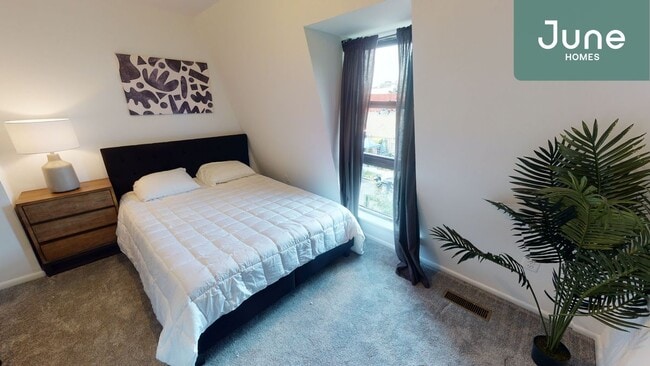 Building Photo - Full room in 5-bed/3.5-bath Home