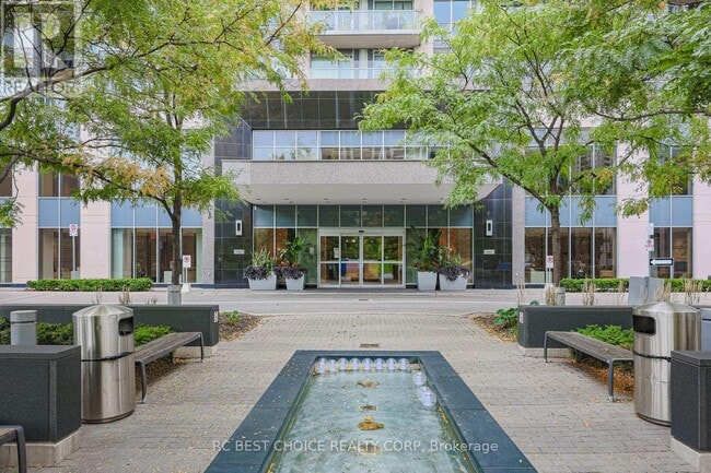 Photo du bâtiment - 120 Harrison Garden Blvd