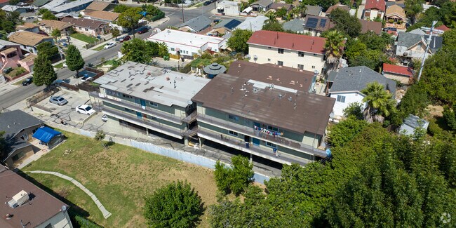 Descripción aérea del complejo multifamiliar - 1230 N Evergreen Ave