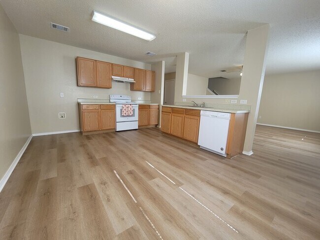 Building Photo - Very Spacious 4/2.5 in Parkview Hills & Ea...
