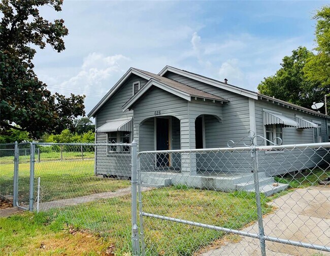 Building Photo - 628 1st St N