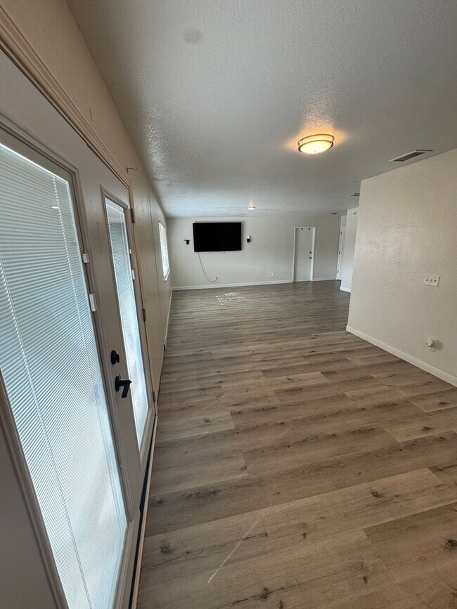 Foto del edificio - 2 bed/ 1 bath home / large yard / central located / Available Now!!