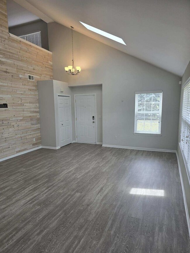 Building Photo - 3 BEDROOM 3 BATHROOM CONDO IN BELLEVILLE A...