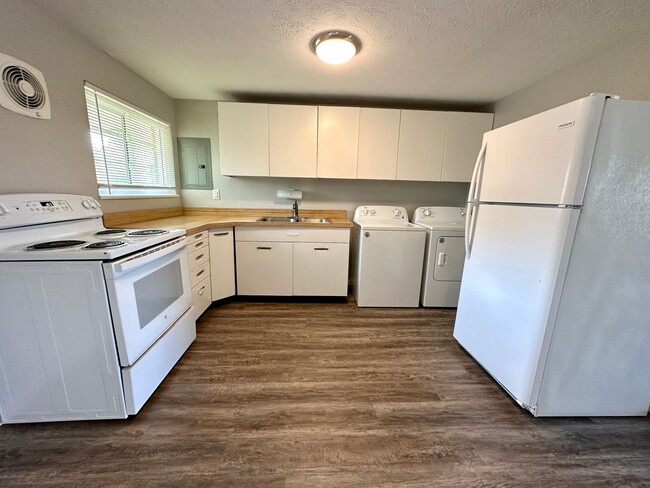 Building Photo - 400 Henrich Dr