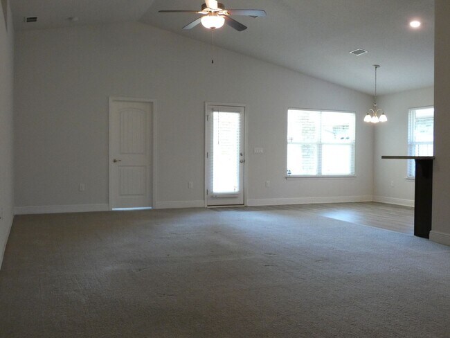 Building Photo - Spacious Home - Ashley Place