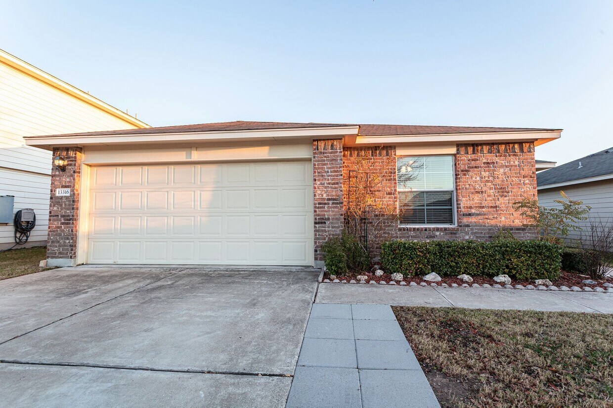 Primary Photo - Inviting 4/BR 2/BA Home with Spacious Back...