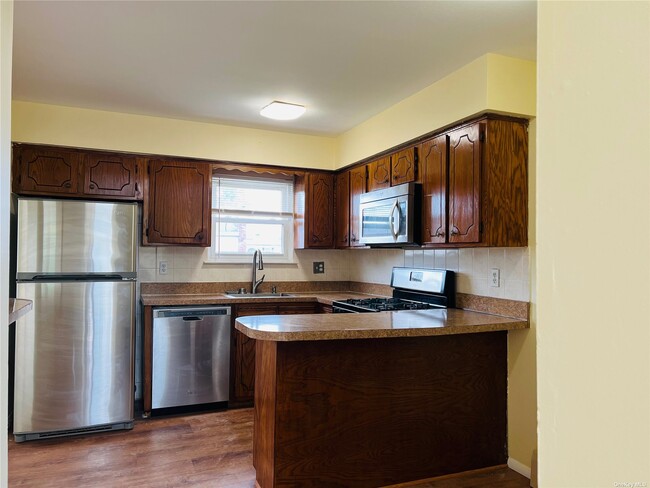 Building Photo - 922 Merrick Ave