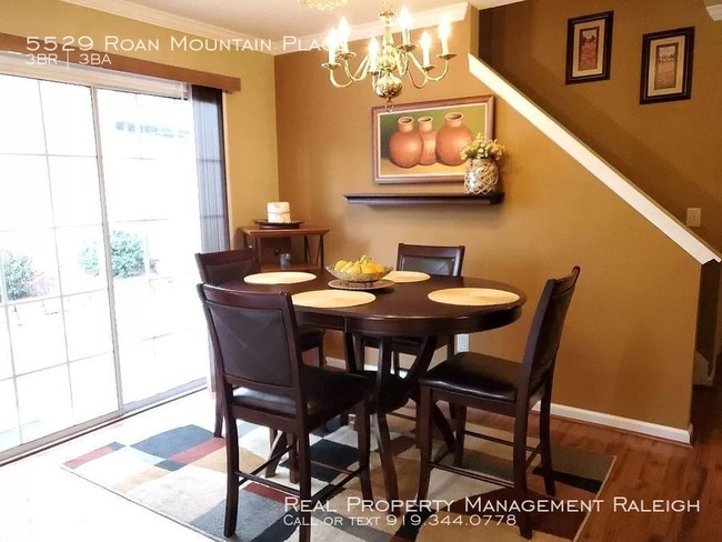 Foto del edificio - 5529 Roan Mountain Pl