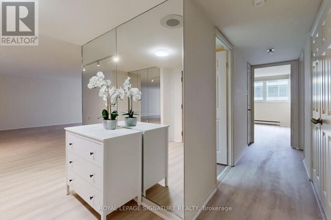 Photo du bâtiment - 360 Bloor St E