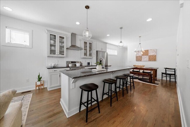 Building Photo - Charming 3 BR/3B House in Nashville