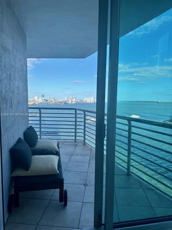 Foto del edificio - 325 S Biscayne Blvd