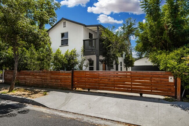 Building Photo - 114 E Woodbury Rd