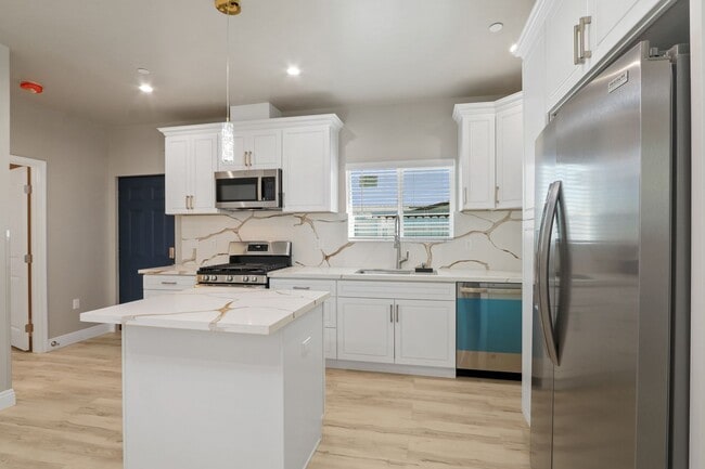 Building Photo - 10216 Ramona Ave