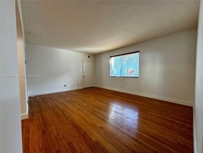 Building Photo - 530 SW 10th St