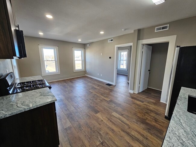 Building Photo - 502 Bay St