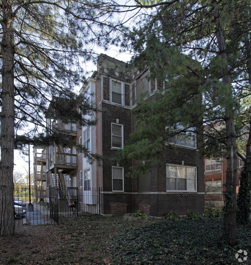 Primary Photo - 5574 Pershing Ave