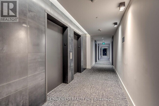 Photo du bâtiment - 1808 St Clair Ave W