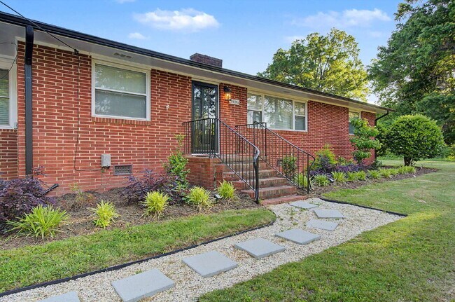 Building Photo - Charming 3-Bed/2.5-Bath Ranch in Durham