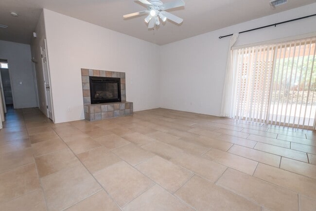 Foto del edificio - Large Corner Lot Home with 3 Bedrooms, 2 Baths, Central A/C, Washer & Dryer included!