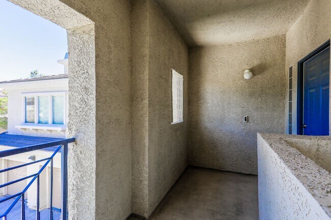 Building Photo - Beautiful 2 Bedroom Summerlin Condo In Gat...