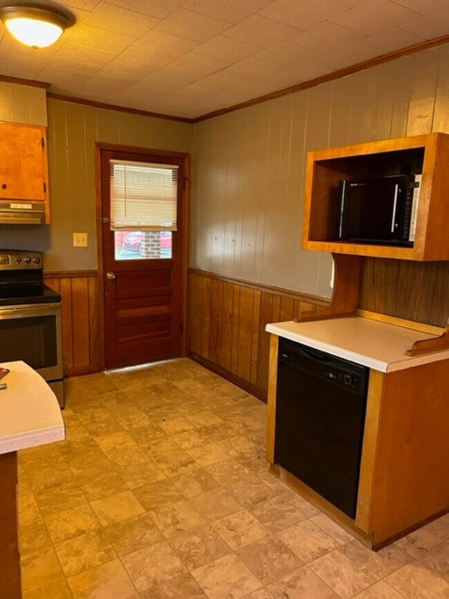 Building Photo - Charming 3 bedroom 1 bath in Pembroke VA