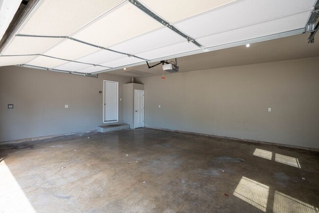 Building Photo - 3 Bedroom Home in East Springfield