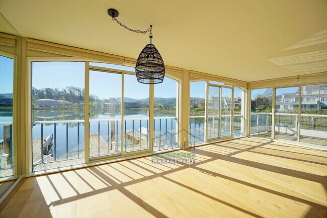 Foto del edificio - 5105 Shelter Bay Ave