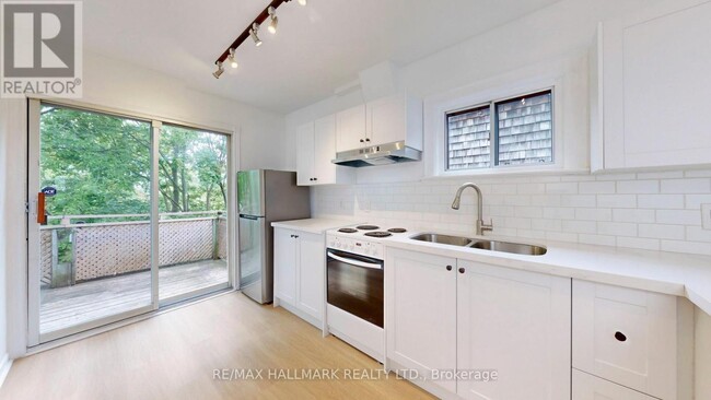 Photo du bâtiment - 215 Kingston Rd