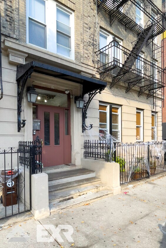 Foto del edificio - 709 Dekalb Ave