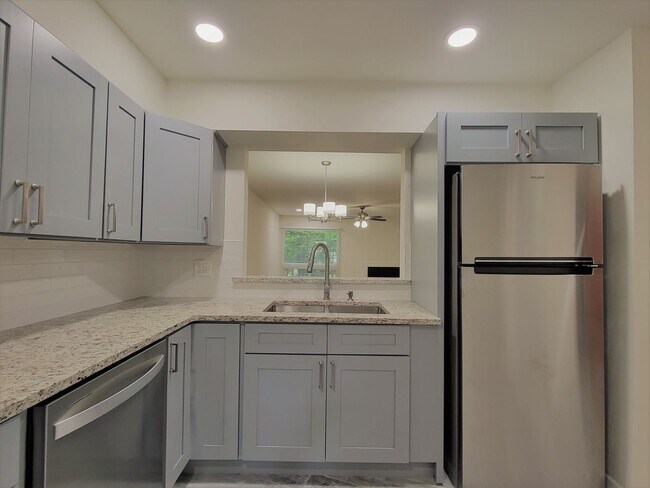 Foto del edificio - Remodeled 3 Bedroom 2 Bath Condo in Bon Air