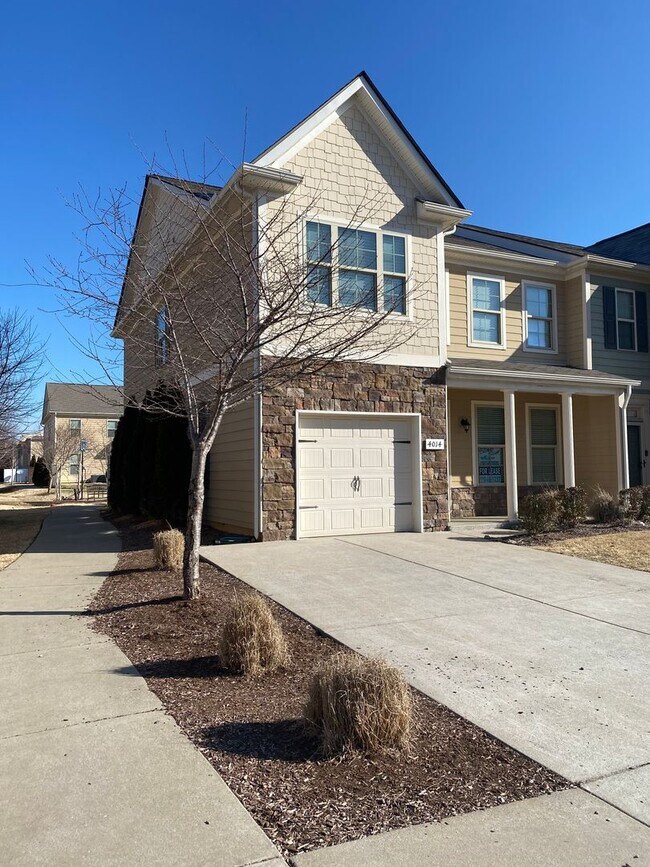 Building Photo - Spacious End Unit Townhome! 4 BR, 3 BA, 1 ...