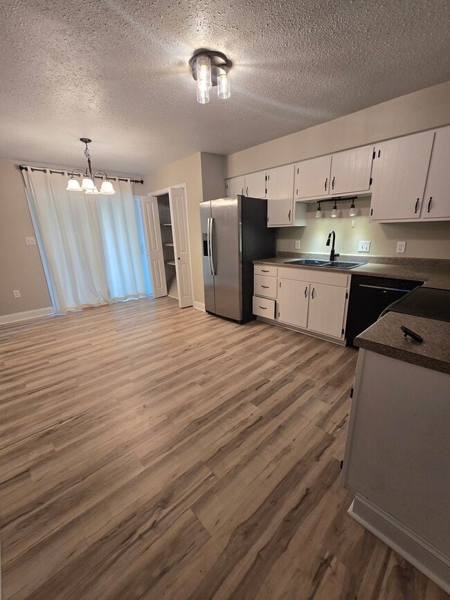 Building Photo - 722 Pear Tree Cir