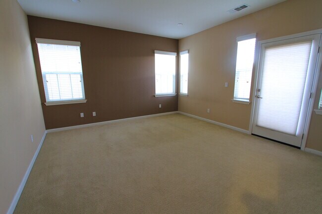 Building Photo - 165 W Santa Cruz Way