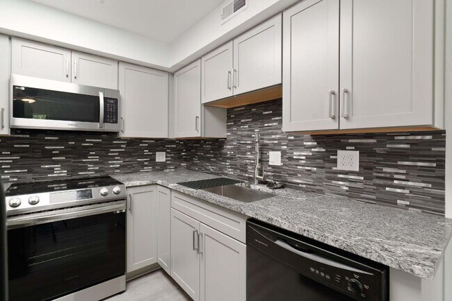 Foto del edificio - "Coastal Charm Awaits: Stylish 2-Bed Condo in a watefront complex in Fort Walton Beach!"