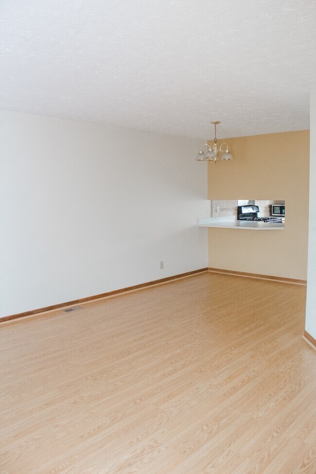 Building Photo - 2 bedroom 1.5 bath Townhouse with a baseme...
