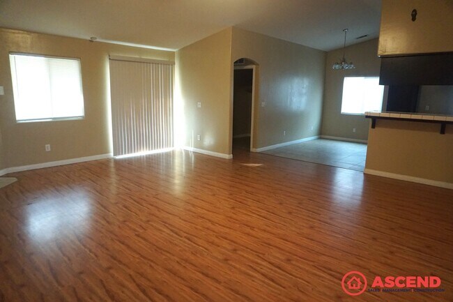 Building Photo - Spacious 4 Bedroom Home with Fenced Backyard & Garage