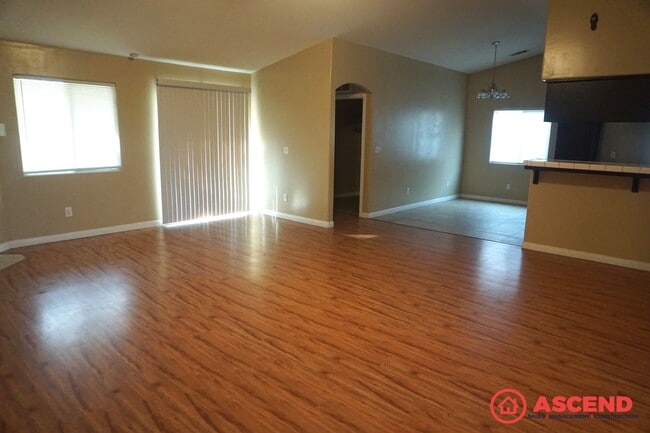 Foto del edificio - Spacious 4 Bedroom Home with Fenced Backyard & Garage