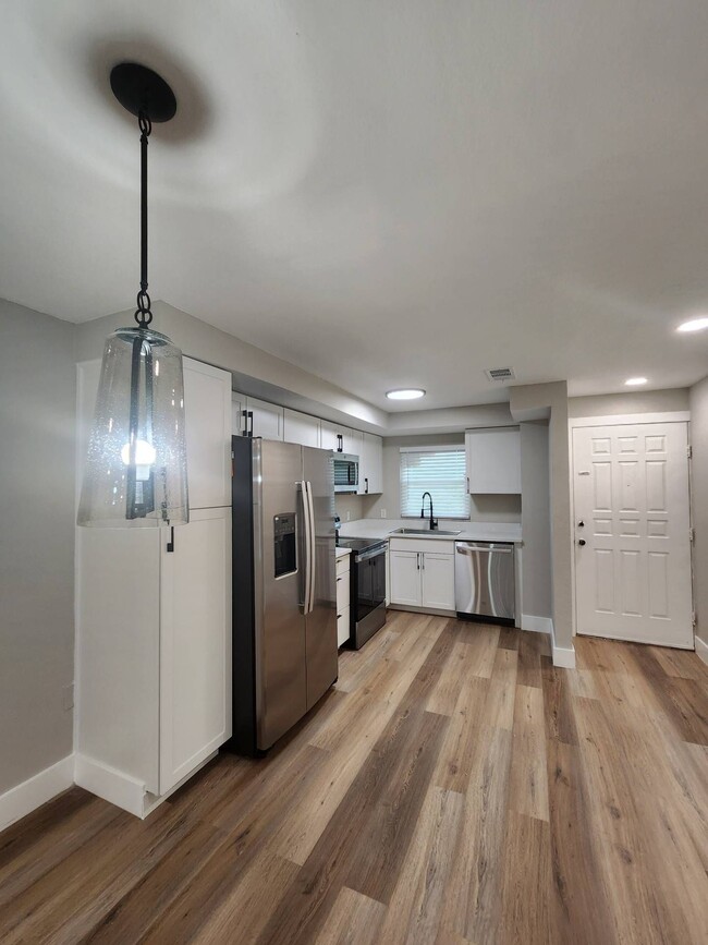 Foto del edificio - Beautiful Newly Renovated unit with 2 bedr...